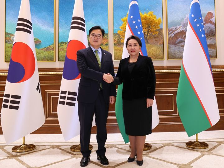 [서울=뉴시스]우원식 국회의장(왼쪽)이 15일(현지시각) 나르바예바 우즈베키스탄 상원의장과 기념촬영을 하고 있다. (사진=국회의장실 제공) *재판매 및 DB 금지