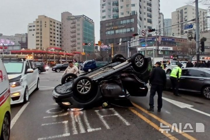 [인천=뉴시스] 16일 오후 인천 부평구 부평동 굴다리오거리 인근 도로에서 주행 중이던 싼타페와 아반떼 승용차가 부딪쳤다. 사진은 사고 충격으로 전복된 싼타페. (사진=인천소방본부 제공) 2025.12.16. photo@newsis.com