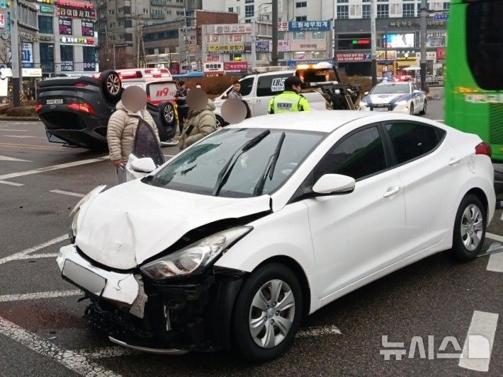 [인천=뉴시스] 16일 오후 인천 부평구 부평동 굴다리오거리 인근 도로에서 주행 중이던 싼타페와 아반떼 승용차가 부딪쳤다. 사진은 사고 충격으로 앞부분이 파손된 아반떼. (사진=인천소방본부 제공) 2025.12.16. photo@newsis.com