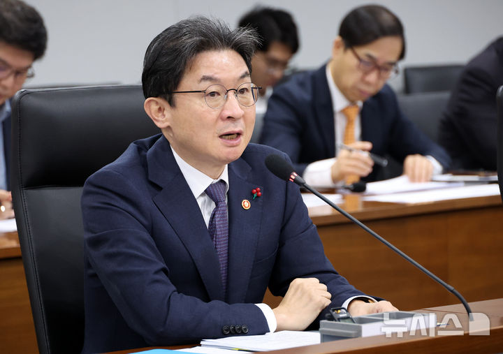 [세종=뉴시스] 강종민 기자 = 이억원 금융감독위원장이 16일 세종시 정부세종청사에서 열린 산업경쟁력강화 관계장관회의 겸 성장전략 TF 회의에서 발언하고 있다. 2025.12.16. ppkjm@newsis.com