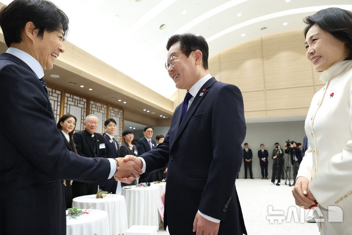 [서울=뉴시스] 최동준 기자 = 이재명 대통령과 김혜경 여사가 16일 용산 대통령실에서 열린 기부나눔 초청행사에서 굿네이버스 친선대사 배우 최수종과 인사하고 있다. (대통령실통신사진기자단) 2025.12.16. photocdj@newsis.com