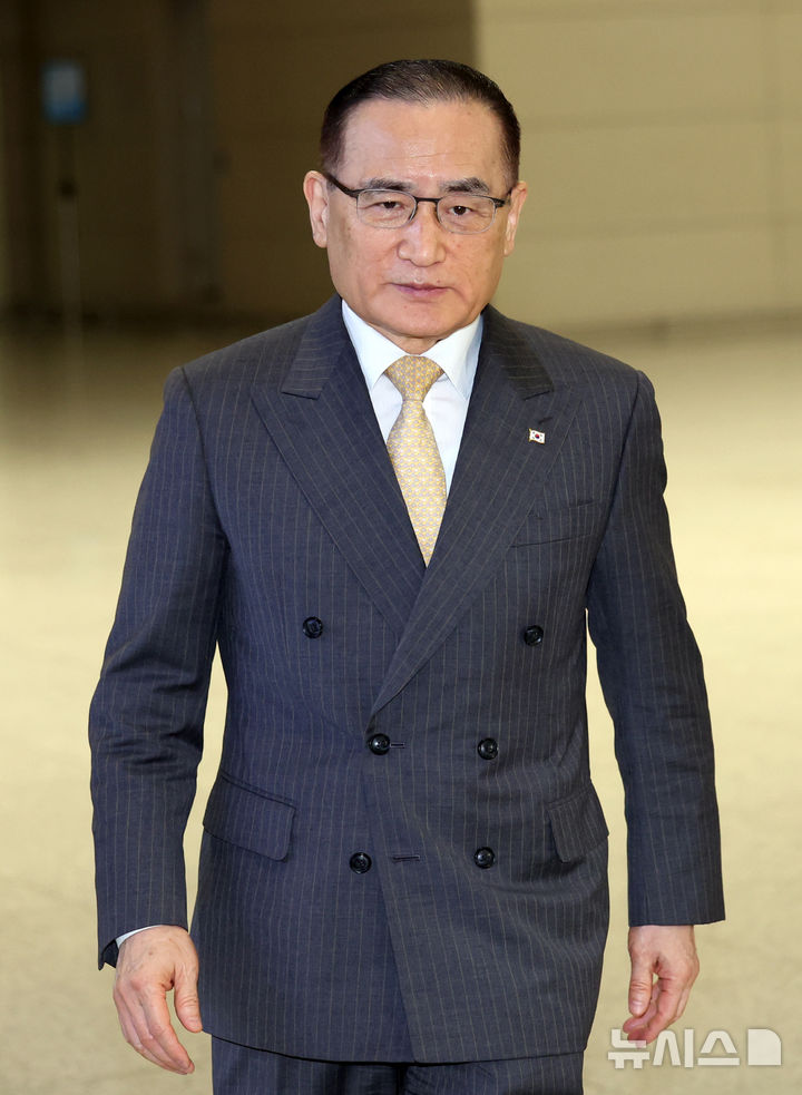 [인천공항=뉴시스] 이영환 기자 = 위성락 국가안보실장이 미국 트럼프 행정부와 한미 정상회담 후속 조치와 대북 공조 등을 논의하기 위해 16일 오전 인천국제공항 제2여객터미널을 통해 미국 워싱턴 D.C. 로 출국하고 있다. 2025.12.16. 20hwan@newsis.com