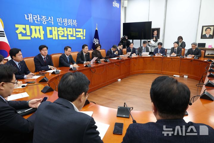 [서울=뉴시스] 조성봉 기자 = 김병기 더불어민주당 원내대표가 16일 오전 서울 여의도 국회에서 열린 원내대책회의에서 발언을 하고 있다. 2025.12.16. .suncho21@newsis.com