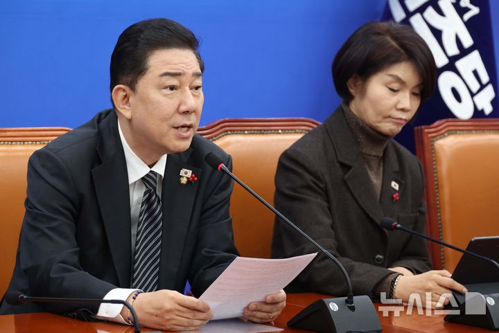 [서울=뉴시스] 조성봉 기자 = 김병기 더불어민주당 원내대표가 16일 오전 서울 여의도 국회에서 열린 원내대책회의에서 발언을 하고 있다. 2025.12.16. .suncho21@newsis.com 