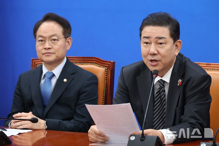 [서울=뉴시스] 조성봉 기자 = 김병기 더불어민주당 원내대표가 지난 16일 오전 서울 여의도 국회에서 열린 원내대책회의에서 발언을 하고 있다. 2025.12.18. .suncho21@newsis.com 