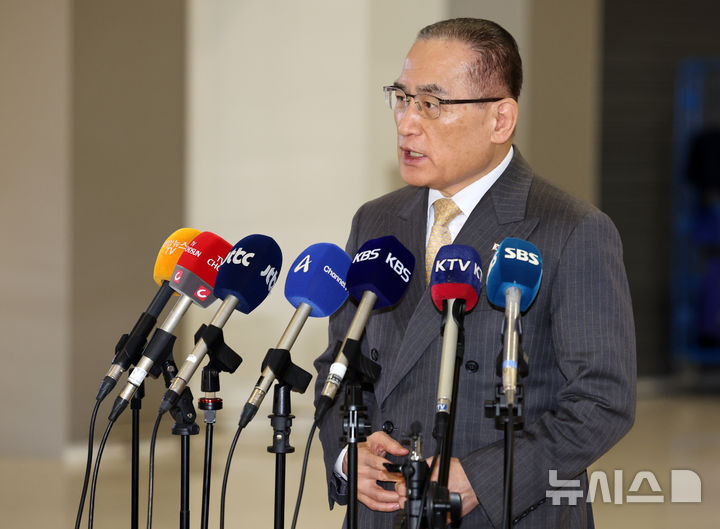 [인천공항=뉴시스] 이영환 기자 = 위성락 국가안보실장이 16일 오전 인천국제공항 제2여객터미널에서 미국 트럼프 행정부와 한미 정상회담 후속 조치와 대북 공조 등을 논의하기 위한 미국 워싱턴 D.C. 출국을 앞두고 발언을 하고 있다. 2025.12.16. 20hwan@newsis.com