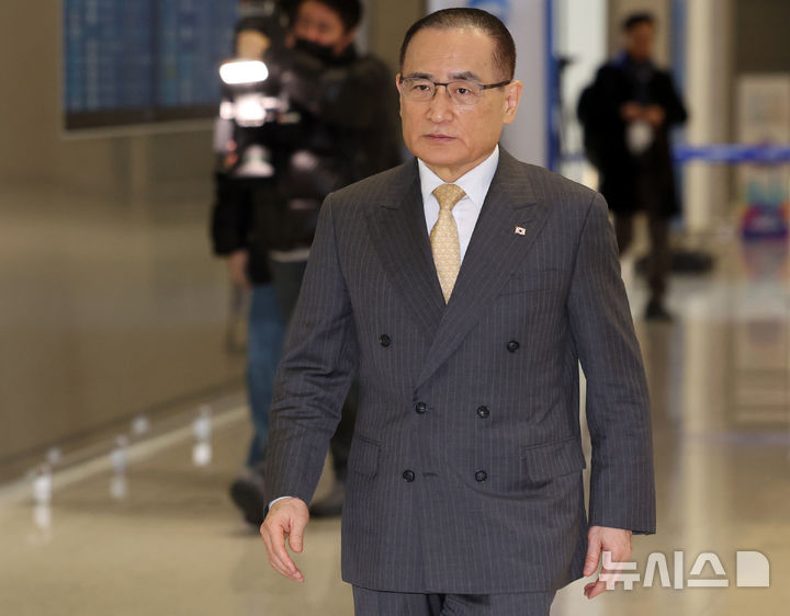 [인천공항=뉴시스] 이영환 기자 = 위성락 국가안보실장이 미국 트럼프 행정부와 한미 정상회담 후속 조치와 대북 공조 등을 논의하기 위해 16일 오전 인천국제공항 제2여객터미널을 통해 미국 워싱턴 D.C. 로 출국하고 있다. 2025.12.16. 20hwan@newsis.com
