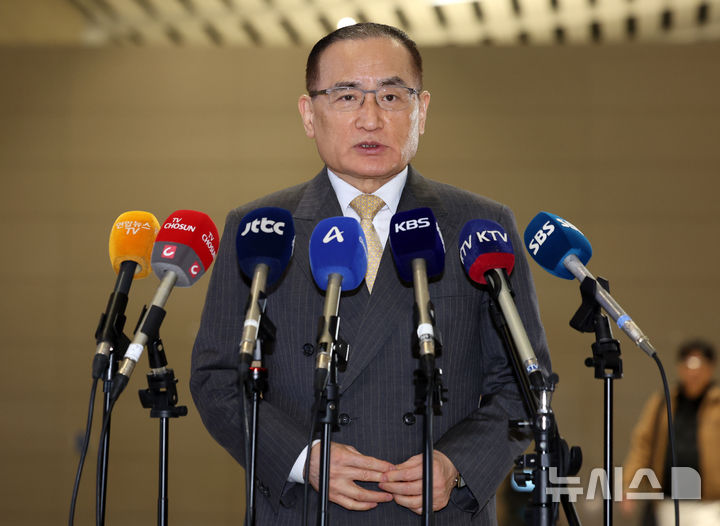 [인천공항=뉴시스] 이영환 기자 = 위성락 국가안보실장이 16일 오전 인천국제공항 제2여객터미널에서 미국 트럼프 행정부와 한미 정상회담 후속 조치와 대북 공조 등을 논의하기 위한 미국 워싱턴 D.C. 출국을 앞두고 발언을 하고 있다. 2025.12.16. 20hwan@newsis.com