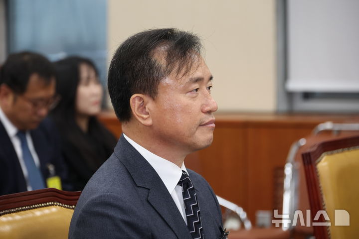 [서울=뉴시스] 김금보 기자 = 김종철 방송미디어통신위원회 위원장 후보자가 16일 서울 여의도 국회 과학기술정보방송통신위원회에서 열린 인사청문회에 출석해 있다. 2025.12.16. kgb@newsis.com