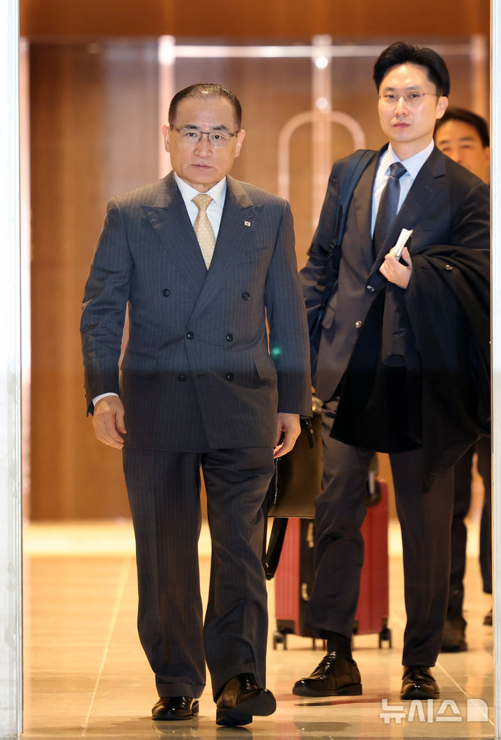 [인천공항=뉴시스] 이영환 기자 = 위성락 국가안보실장이 미국 트럼프 행정부와 한미 정상회담 후속 조치와 대북 공조 등을 논의하기 위해 16일 오전 인천국제공항 제2여객터미널을 통해 미국 워싱턴 D.C. 로 출국하고 있다. 2025.12.16. 20hwan@newsis.com