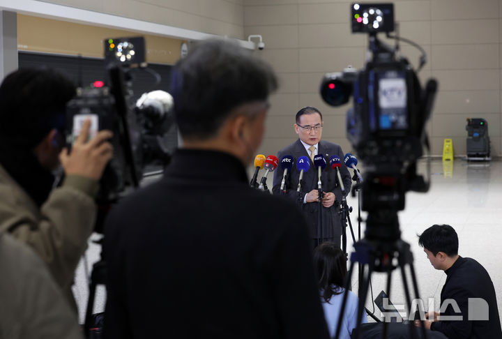 [인천공항=뉴시스] 이영환 기자 = 위성락 국가안보실장이 16일 오전 인천국제공항 제2여객터미널에서 미국 트럼프 행정부와 한미 정상회담 후속 조치와 대북 공조 등을 논의하기 위한 미국 워싱턴 D.C. 출국을 앞두고 취재진의 질문에 답하고 있다. 2025.12.16. 20hwan@newsis.com