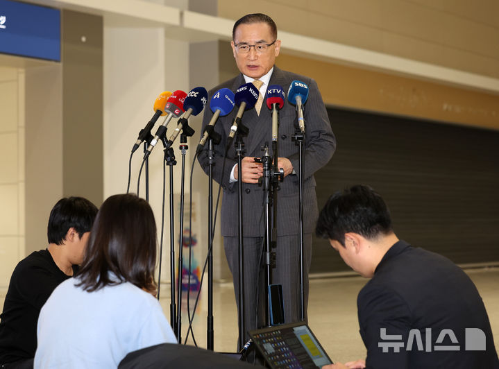 [인천공항=뉴시스] 이영환 기자 = 위성락 국가안보실장이 16일 오전 인천국제공항 제2여객터미널에서 미국 트럼프 행정부와 한미 정상회담 후속 조치와 대북 공조 등을 논의하기 위한 미국 워싱턴 D.C. 출국을 앞두고 취재진의 질문에 답하고 있다. 2025.12.16. 20hwan@newsis.com