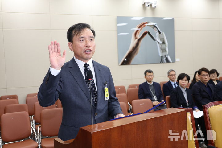 [서울=뉴시스] 김금보 기자 = 김종철 방송미디어통신위원회 위원장 후보자가 16일 오전 서울 여의도 국회 과학기술정보방송통신위원회에서 열린 인사청문회에서 선서를 하고 있다. 2025.12.16. kgb@newsis.com