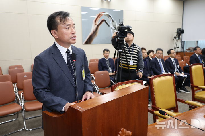 [서울=뉴시스] 김금보 기자 = 김종철 방송미디어통신위원회 위원장 후보자가 16일 오전 서울 여의도 국회 과학기술정보방송통신위원회에서 열린 인사청문회에서 인사말을 하고 있다. 2025.12.16. kgb@newsis.com