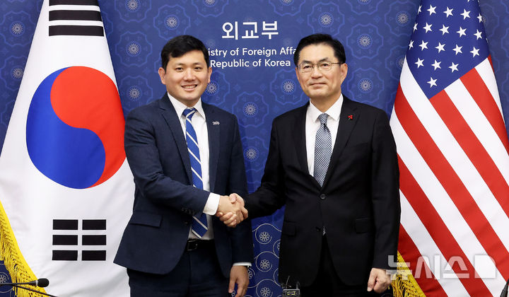 [서울=뉴시스] 추상철 기자 = 정연두(오른쪽) 외교부 외교전략정보본부장과 케빈 김 주한미국대사대리가 16일 오전 서울 종로구 정부서울청사 별관 외교부에서 열린 한미 정상회담 조인트 팩트시트(Joint Fact Sheet) 후속협의에서 손을 맞잡고 있다. (공동취재) 2025.12.16. photo@newsis.com
