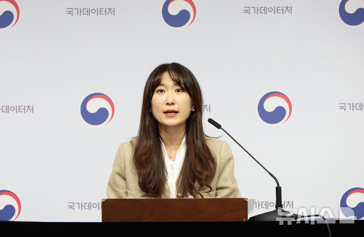 [세종=뉴시스] 강종민 기자 = 김지은 국가데이터처 사회통계기획과장이 16일 세종시 정부세종청사에서 2015년~2023년 인구동태패널통계 개발 결과를 발표하고 있다. 2025.12.16. ppkjm@newsis.com