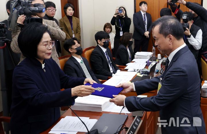 [서울=뉴시스] 조성봉 기자 = 김종철 방송미디어통신위원회 위원장 후보자가 16일 오전 서울 여의도 국회 과학기술정보방송통신위원회에서 열린 인사청문회에서 선서문을 최민희 위원장에게 제출하고 있다. 2025.12.16. suncho21@newsis.com