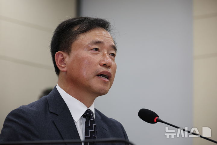 [서울=뉴시스] 김금보 기자 = 김종철 방송미디어통신위원회 위원장 후보자가 16일 서울 여의도 국회 과학기술정보방송통신위원회에서 열린 인사청문회에서 의원질의에 답변하고 있다. 2025.12.16. kgb@newsis.com