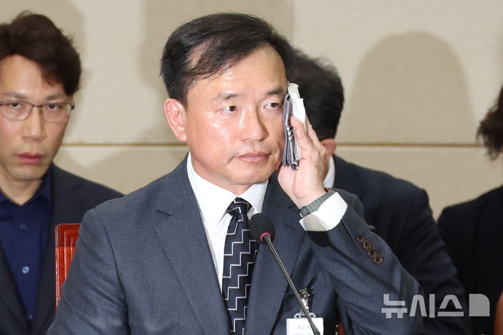[서울=뉴시스] 김금보 기자 = 김종철 방송미디어통신위원회 위원장 후보자가 16일 서울 여의도 국회 과학기술정보방송통신위원회에서 열린 인사청문회에서 땀을 닦고 있다. 2025.12.16. kgb@newsis.com