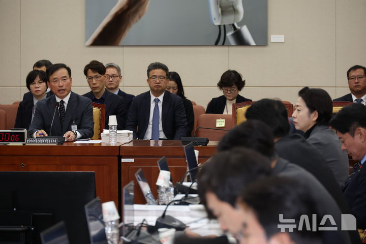 [서울=뉴시스] 김금보 기자 = 김종철 방송미디어통신위원회 위원장 후보자가 16일 서울 여의도 국회 과학기술정보방송통신위원회에서 열린 인사청문회에서 의원질의에 답변하고 있다. 2025.12.16. kgb@newsis.com