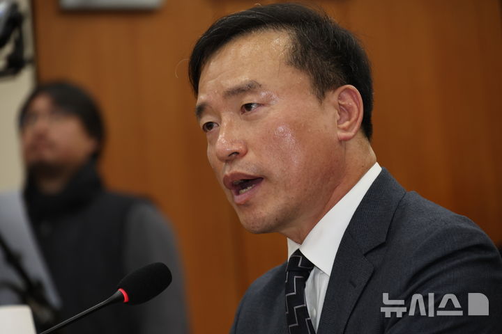 [서울=뉴시스] 김금보 기자 = 김종철 방송미디어통신위원회 위원장 후보자가 16일 서울 여의도 국회 과학기술정보방송통신위원회에서 열린 인사청문회에서 의원질의에 답변하고 있다. 2025.12.16. kgb@newsis.com