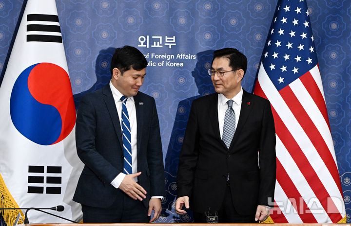 [서울=뉴시스]정연두(오른쪽) 외교부 외교전략정보본부장과 케빈 김 주한미국대사대리가 지난해 12월 오전 서울 종로구 정부서울청사 별관 외교부에서 열린 한미 정상회담 조인트 팩트시트(Joint Fact Sheet) 후속협의에서 기념촬영 준비를 하고 있다. 미국 백악관이 13일(현지 시간) 지난해 경제 정책을 홍보하고 그 효과를 종합 분석한 '2026년 대통령 경제 보고서'를 발표했다. (사진=뉴시스DB) 2026.04.14.