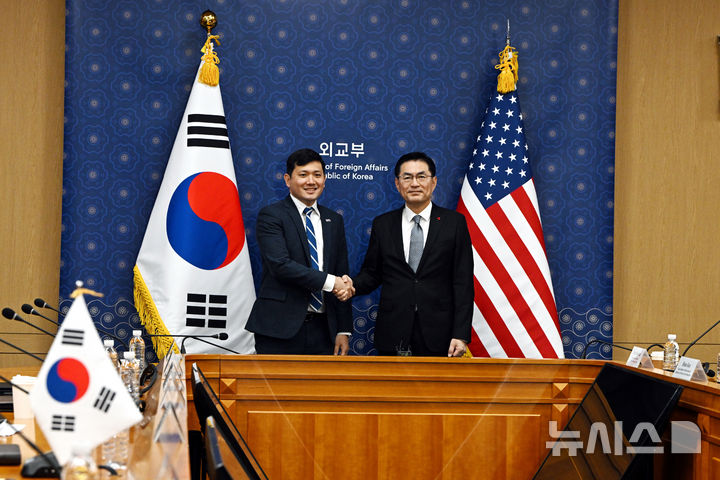 [서울=뉴시스] 추상철 기자 = 정연두(오른쪽) 외교부 외교전략정보본부장과 케빈 김 주한미국대사대리가 16일 오전 서울 종로구 정부서울청사 별관 외교부에서 열린 한미 정상회담 조인트 팩트시트(Joint Fact Sheet) 후속협의에서 손을 맞잡고 있다. (공동취재) 2025.12.16. photo@newsis.com