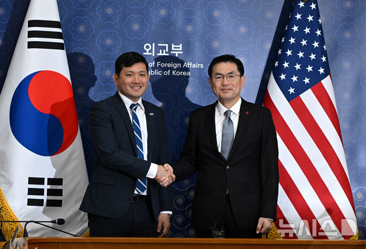 [서울=뉴시스] 추상철 기자 = 정연두(오른쪽) 외교부 외교전략정보본부장과 케빈 김 주한미국대사대리가 16일 오전 서울 종로구 정부서울청사 별관 외교부에서 열린 한미 정상회담 조인트 팩트시트(Joint Fact Sheet) 후속협의에서 손을 맞잡고 있다. (공동취재) 2025.12.16. photo@newsis.com