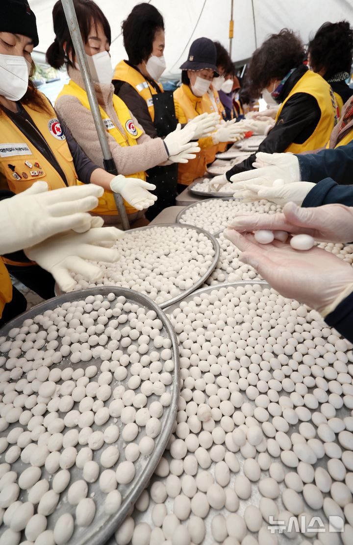  [부산=뉴시스] 하경민 기자 = 동지를 엿새 앞둔 16일 부산 해운대구 가마솥 무료급식소에서 대한적십자 부산지사 봉사원들이 동지팥죽에 넣을 새알심을 빚고 있다. 부산적십자는 이날 500명분 팥죽을 쑤어 동치미, 김치, 귤, 백설기 등과 함께 지역의 홀몸어르신 등 취약계층에 대접한다. 2025.12.16. yulnetphoto@newsis.com