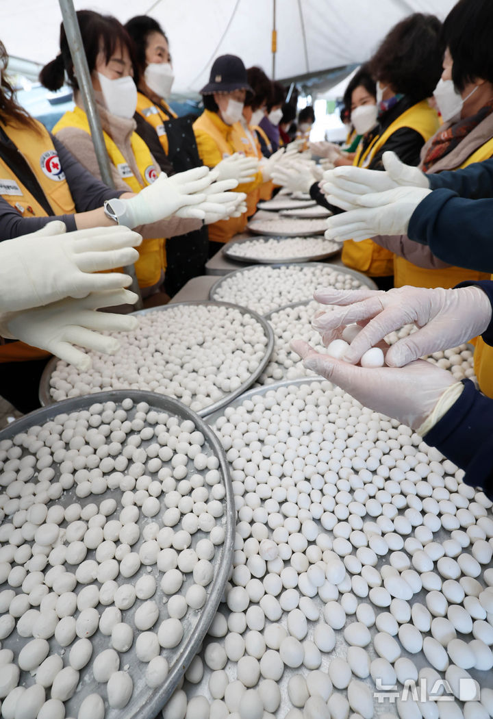  [부산=뉴시스] 하경민 기자 = 동지를 엿새 앞둔 16일 부산 해운대구 가마솥 무료급식소에서 대한적십자 부산지사 봉사원들이 동지팥죽에 넣을 새알심을 빚고 있다. 부산적십자는 이날 500명분 팥죽을 쑤어 동치미, 김치, 귤, 백설기 등과 함께 지역의 홀몸어르신 등 취약계층에 대접한다. 2025.12.16. yulnetphoto@newsis.com