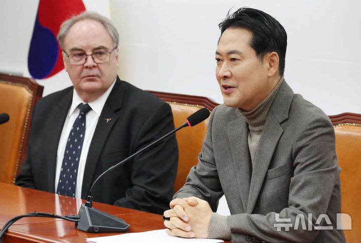 [서울=뉴시스] 조성봉 기자 = 장동혁 국민의힘 대표가 16일 오전 서울 여의도 국회에서 제프 로빈슨 주한호주대사를 접견하며 인사말하고 있다. 2025.12.16. suncho21@newsis.com