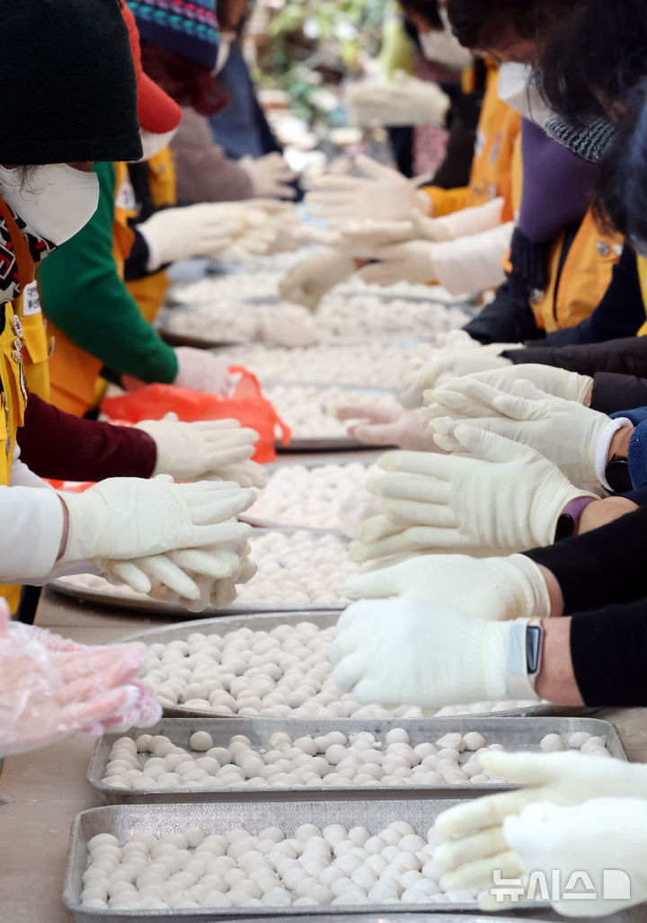  [부산=뉴시스] 하경민 기자 = 동지를 엿새 앞둔 16일 부산 해운대구 가마솥 무료급식소에서 대한적십자 부산지사 봉사원들이 동지팥죽에 넣을 새알심을 빚고 있다. 부산적십자는 이날 500명분 팥죽을 쑤어 동치미, 김치, 귤, 백설기 등과 함께 지역의 홀몸어르신 등 취약계층에 대접한다. 2025.12.16. yulnetphoto@newsis.com