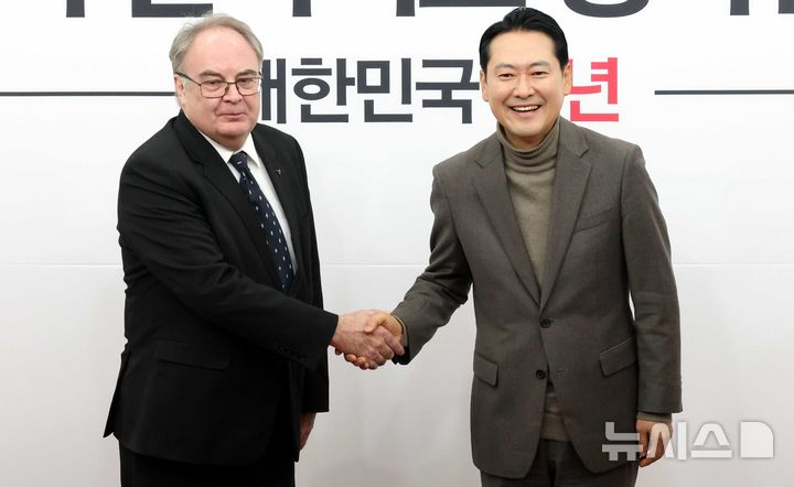 [서울=뉴시스] 조성봉 기자 = 장동혁 국민의힘 대표가 16일 오전 서울 여의도 국회에서 제프 로빈슨 주한호주대사를 접견하며 악수를 하고 있다. 2025.12.16. suncho21@newsis.com