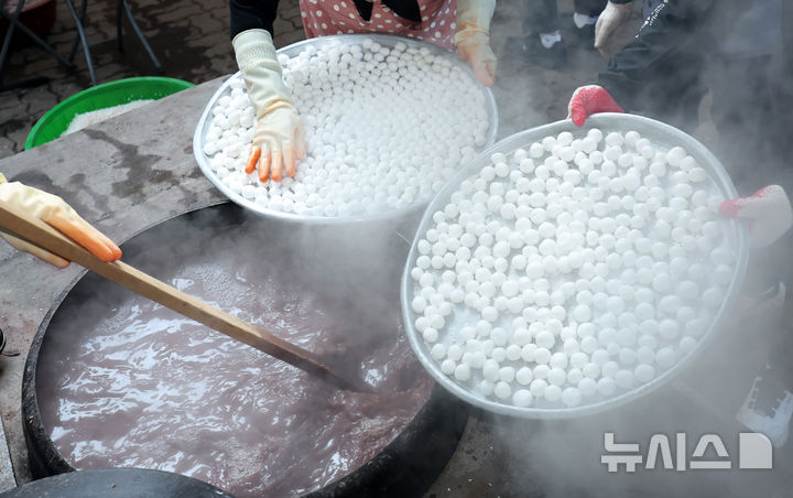  [부산=뉴시스] 하경민 기자 = 동지를 엿새 앞둔 16일 부산 해운대구 가마솥 무료급식소에서 대한적십자 부산지사 봉사원들이 동지팥죽에 넣을 새알심을 빚고 있다. 부산적십자는 이날 500명분 팥죽을 쑤어 동치미, 김치, 귤, 백설기 등과 함께 지역의 홀몸어르신 등 취약계층에 대접한다. 2025.12.16. yulnetphoto@newsis.com