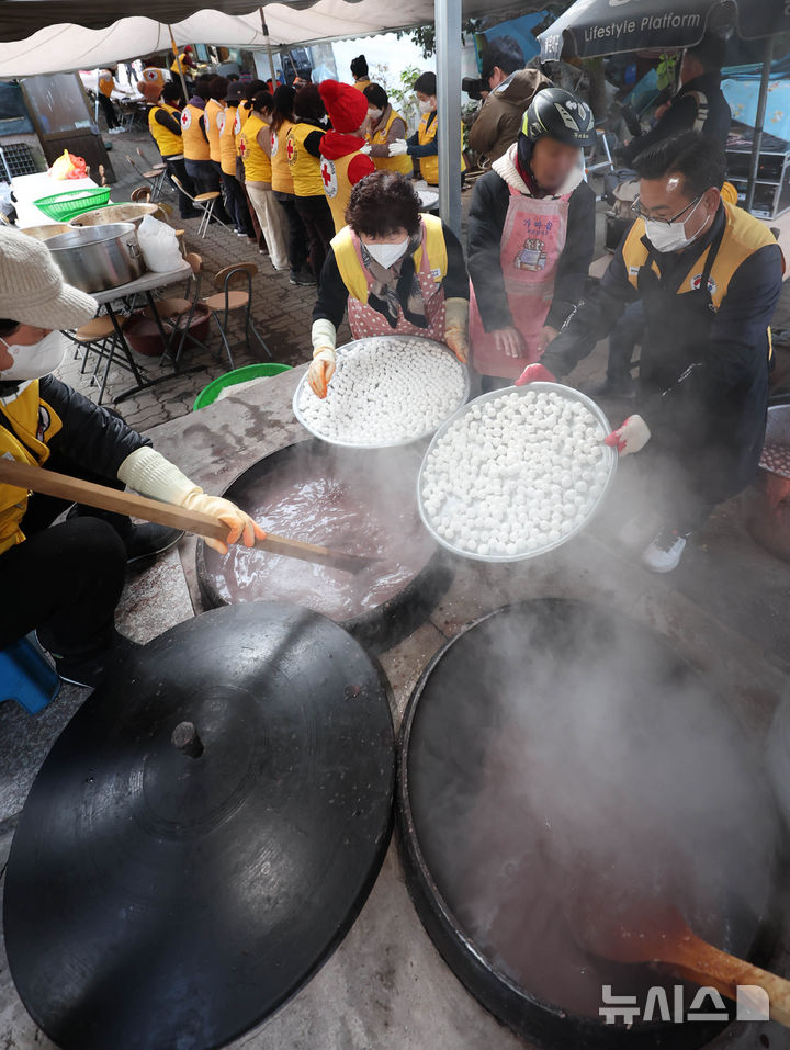  [부산=뉴시스] 하경민 기자 = 동지를 엿새 앞둔 16일 부산 해운대구 가마솥 무료급식소에서 대한적십자 부산지사 봉사원들이 동지팥죽에 넣을 새알심을 빚고 있다. 부산적십자는 이날 500명분 팥죽을 쑤어 동치미, 김치, 귤, 백설기 등과 함께 지역의 홀몸어르신 등 취약계층에 대접한다. 2025.12.16. yulnetphoto@newsis.com
