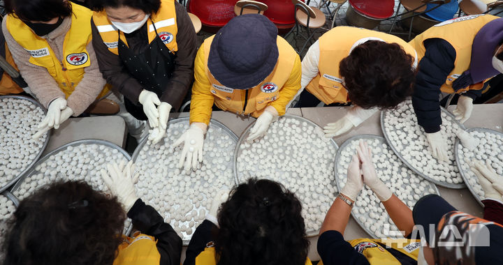  [부산=뉴시스] 하경민 기자 = 동지를 엿새 앞둔 16일 부산 해운대구 가마솥 무료급식소에서 대한적십자 부산지사 봉사원들이 동지팥죽에 넣을 새알심을 빚고 있다. 부산적십자는 이날 500명분 팥죽을 쑤어 동치미, 김치, 귤, 백설기 등과 함께 지역의 홀몸어르신 등 취약계층에 대접한다. 2025.12.16. yulnetphoto@newsis.com