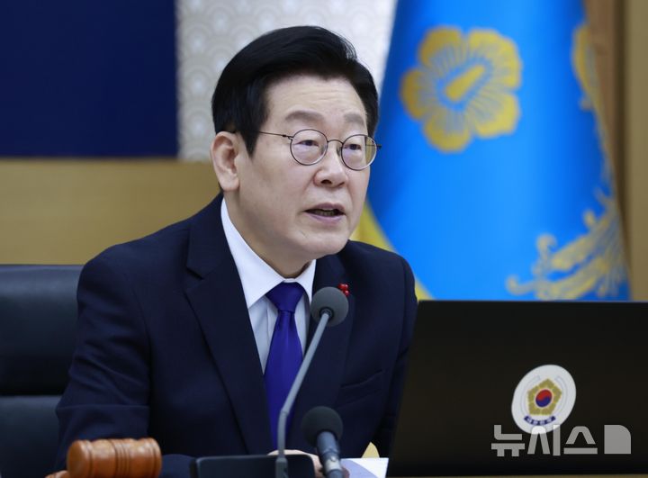 [세종=뉴시스] 최동준 기자 = 이재명 대통령이 16일 세종시 정부세종청사에서 열린 국무회의에서 발언하고 있다. 2025.12.16. photocdj@newsis.com