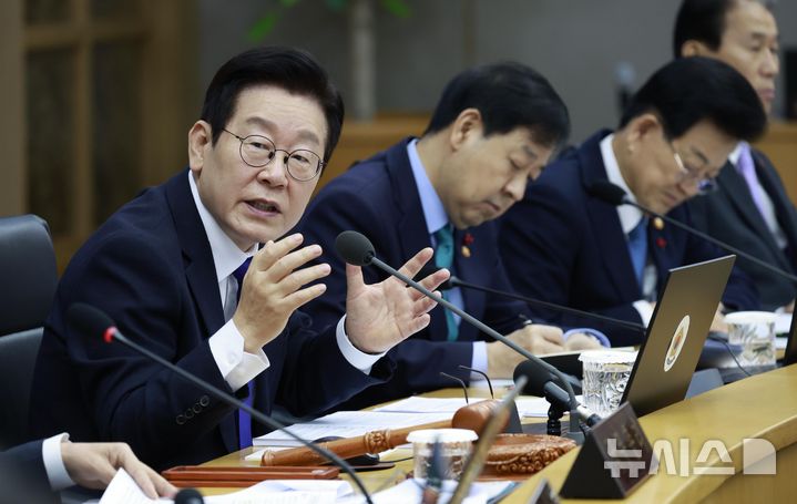 [세종=뉴시스] 최동준 기자 = 이재명 대통령이 16일 세종시 정부세종청사에서 열린 국무회의에서 발언하고 있다. 2025.12.16. photocdj@newsis.com