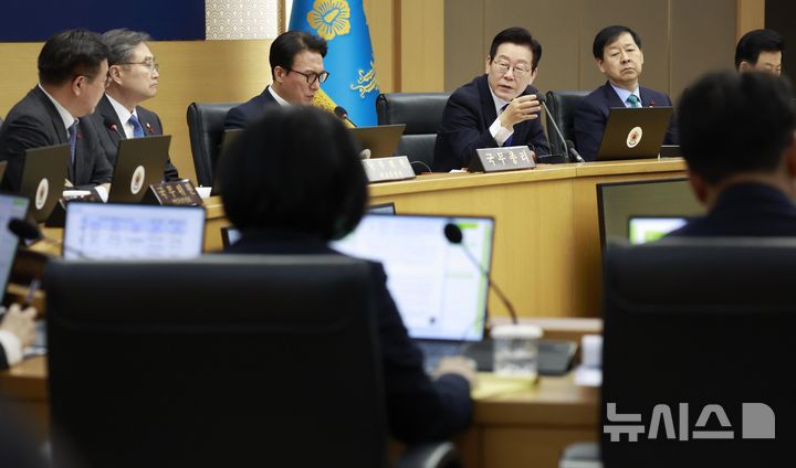 [세종=뉴시스] 최동준 기자 = 이재명 대통령이 16일 세종시 정부세종청사에서 열린 국무회의에서 발언하고 있다. 2025.12.16. photocdj@newsis.com