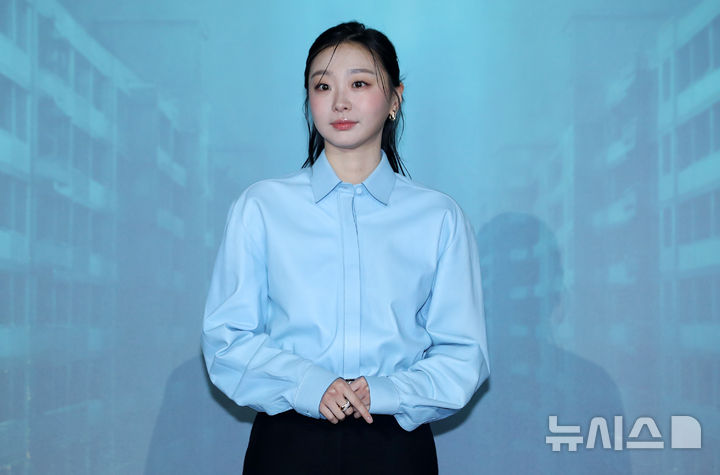 [서울=뉴시스] 김혜진 기자 = 배우 김다미가 16일 오전 서울 용산구 CGV용산아이파크몰에서 열린 넷플릭스 영화 '대홍수'(감독 김병우) 제작보고회에서 포즈를 취하고 있다. 2025.12.16. jini@newsis.com