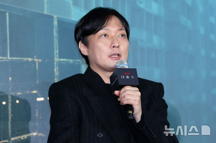 [서울=뉴시스] 김혜진 기자 = 김병우 감독이 16일 오전 서울 용산구 CGV용산아이파크몰에서 열린 넷플릭스 영화 '대홍수'(감독 김병우) 제작보고회에서 인사말을 하고 있다. 2025.12.16. jini@newsis.com