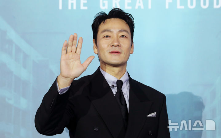 [서울=뉴시스] 김혜진 기자 = 배우 박해수가 16일 오전 서울 용산구 CGV용산아이파크몰에서 열린 넷플릭스 영화 '대홍수'(감독 김병우) 제작보고회에서 포즈를 취하고 있다. 2025.12.16. jini@newsis.com