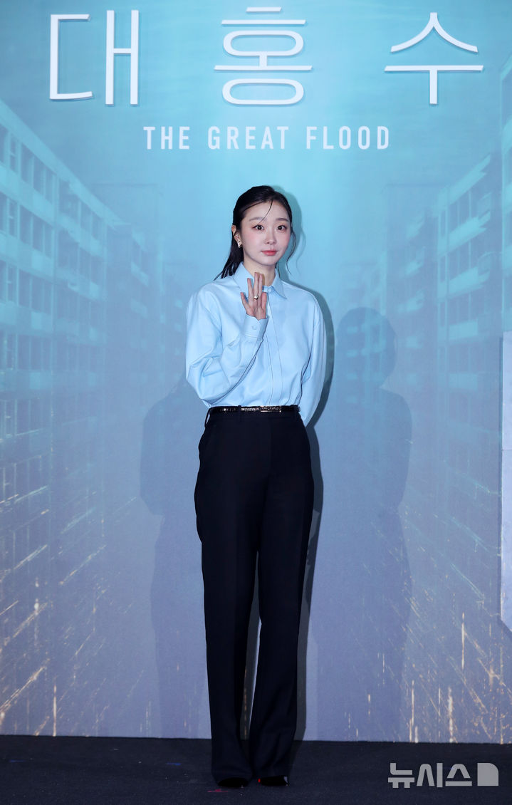 [서울=뉴시스] 김혜진 기자 = 배우 김다미가 16일 오전 서울 용산구 CGV용산아이파크몰에서 열린 넷플릭스 영화 '대홍수'(감독 김병우) 제작보고회에서 포즈를 취하고 있다. 2025.12.16. jini@newsis.com