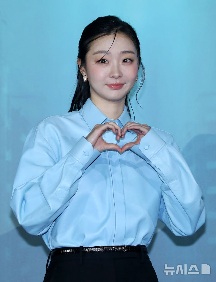 [서울=뉴시스] 김혜진 기자 = 배우 김다미가 16일 오전 서울 용산구 CGV용산아이파크몰에서 열린 넷플릭스 영화 '대홍수'(감독 김병우) 제작보고회에서 포즈를 취하고 있다. 2025.12.16. jini@newsis.com