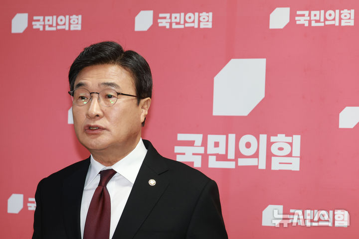 [서울=뉴시스] 고승민 기자 = 김대식 국민의힘 초선의원 대표가 16일 서울 여의도 국회에서 초선의원 모임 신임 대표를 선출하기 전 백브리핑을 하고 있다. 2025.12.16. kkssmm99@newsis.com