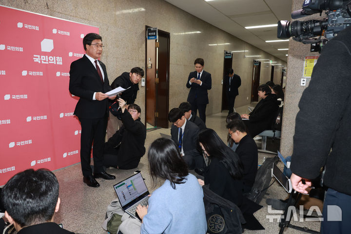[서울=뉴시스] 고승민 기자 = 김대식 국민의힘 초선의원 대표가 16일 서울 여의도 국회에서 초선의원 모임 신임 대표를 선출하기 전 백브리핑을 하고 있다. 2025.12.16. kkssmm99@newsis.com