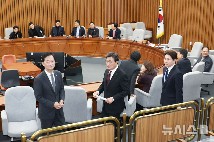 [서울=뉴시스] 고승민 기자 = 김대식 국민의힘 초선의원 대표가 16일 서울 여의도 국회에서 초선의원 모임 신임 대표를 선출하는 자리에서 백브리핑을 하기 위해 이동하고 있다. 2025.12.16. kkssmm99@newsis.com