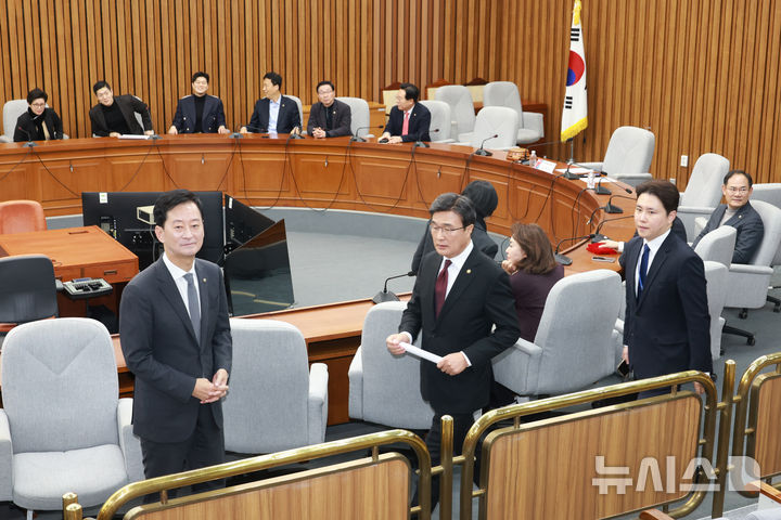 [서울=뉴시스] 고승민 기자 = 김대식 국민의힘 초선의원 대표가 16일 서울 여의도 국회에서 초선의원 모임 신임 대표를 선출하는 자리에서 백브리핑을 하기 위해 이동하고 있다. 2025.12.16. kkssmm99@newsis.com