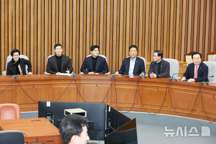 [서울=뉴시스] 고승민 기자 = 국민의힘 김재섭, 김용태 등 초선 의원들이 16일 서울 여의도 국회에서 초선의원 모임 신임 대표 선거에 참석하고 있다. 2025.12.16. kkssmm99@newsis.com