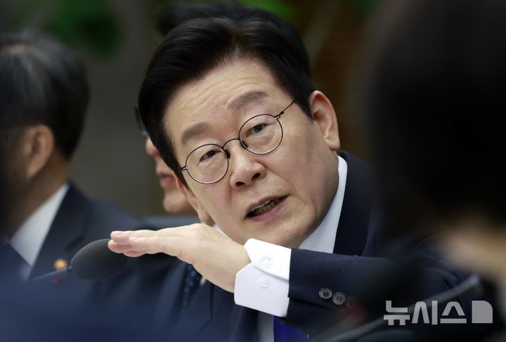 [세종=뉴시스] 최동준 기자 = 이재명 대통령이 16일 세종시 정부세종청사에서 열린 국무회의에서 발언하고 있다. 2025.12.16. photocdj@newsis.com